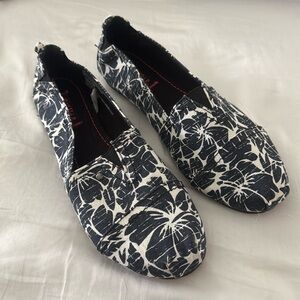 Navy Canvas Blue/White Flats....size 10. Rubber sole